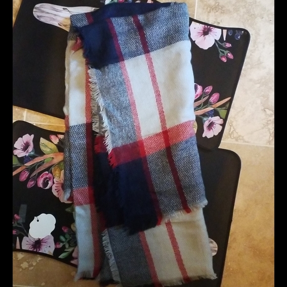 Large Plaid Scarf or Wrap - Picture 1 of 2